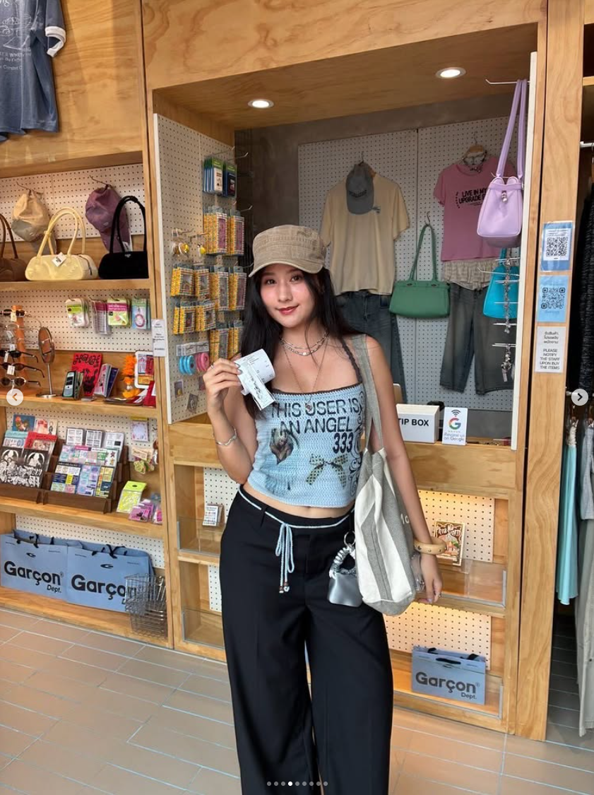 Garcon Dept. customers in store — 04